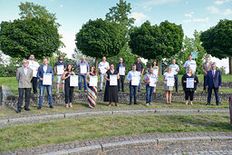 Gruppenbild der Teilnehmer Betriebswirt 2021 vor dem Haupteingang der Bildungsakademie, alle Absolventen halten Ihre Urkunde in der Hand